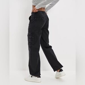 18 R • American Eagle • Snappy Stretch High-Waisted Baggy Cargo Jogger in Black